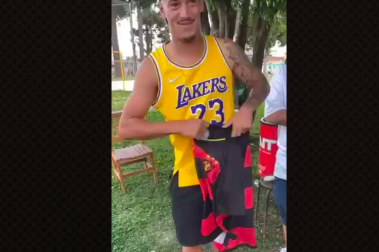 Novo reforo do Santa Cruz rasga e queima camisa do Sport em churrasqueira; veja vdeo