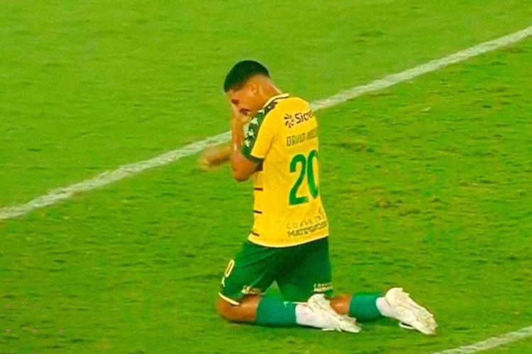 Emprestado pelo Santa Cruz, David Miguel paga promessa aps estrear pelo profissional do Cuiab