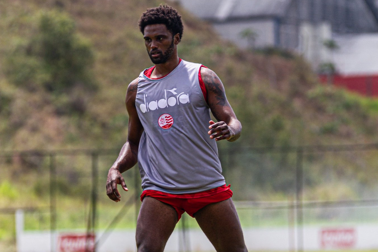 Bruno Mezenga celebra volta as atividades no Nutico:  'Amo jogar futebol, fez muita falta'