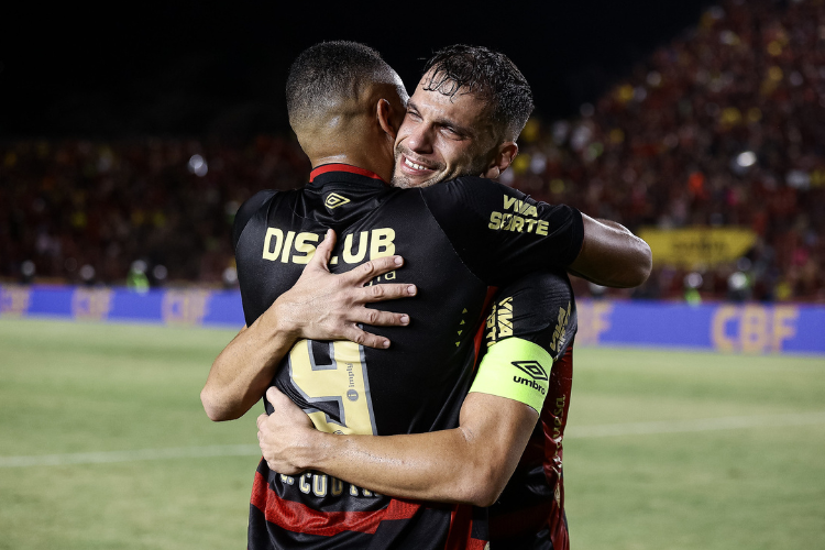 Em meio a lgrimas, Rafael Thyere relembra drama com leses e festeja o acesso do Sport