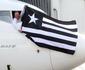 Botafogo chega ao Rio e  recepcionado com festa pela torcida; veja