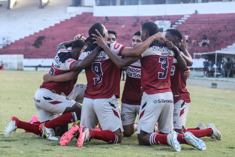 Com cinco atletas que estavam no profissional, Santa Cruz divulga pr-lista de relacionados da Copinha