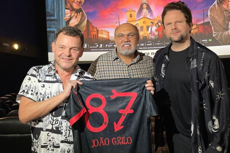 Sport presenteia atores na pr-estreia do filme 'O Auto da Compadecida 2' com camisa em homenagem a Ariano Suassuna