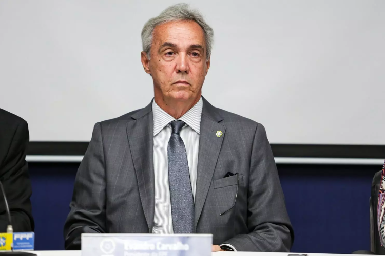 Lo Medrado: 'Impresso  que Evandro Carvalho perdeu a noo do peso das palavras'