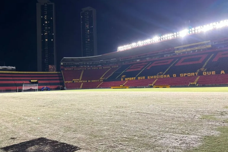 Sport inicia tratamento especial para a melhora do gramado da Ilha do Retiro