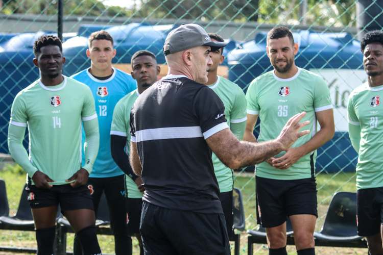 Santa Cruz encara adversidades com gramado, mas avalia pr-temporada como positiva