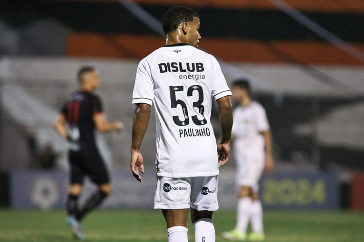 Sport anuncia a resciso de contrato com atacante e os emprstimos de Lees da base 