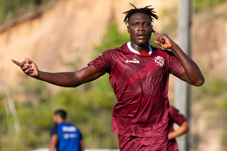 Alto, forte e veloz: Vice de futebol do Nutico destaca caractersticas de Samuel Otusanya