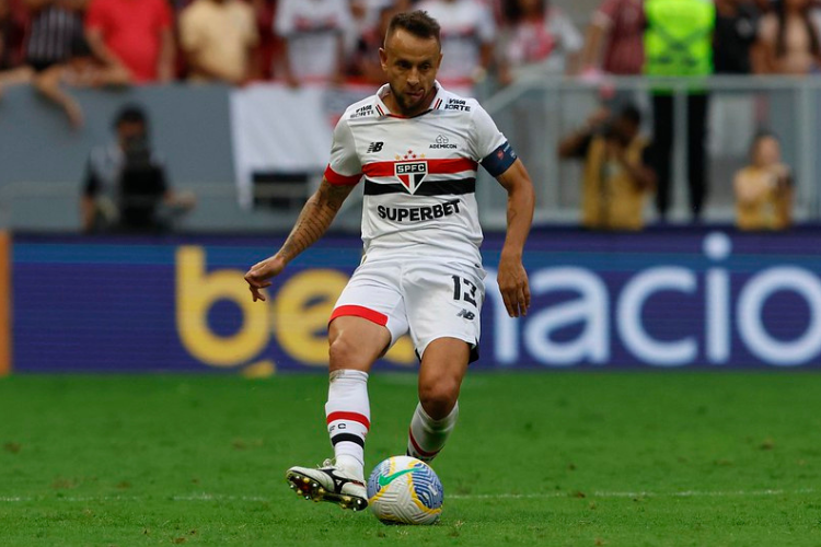 Coritiba anuncia o retorno de Rafinha, ex-Flamengo e So Paulo