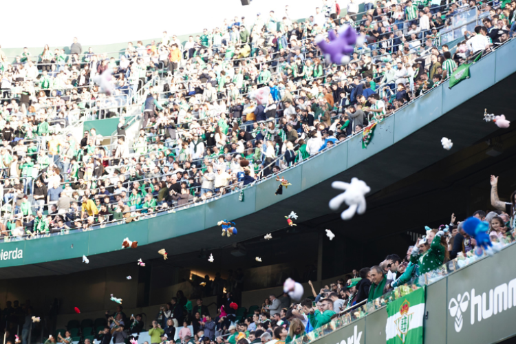 Chuva de pelcias do Real Betis arrecada 20 mil brinquedos para doao