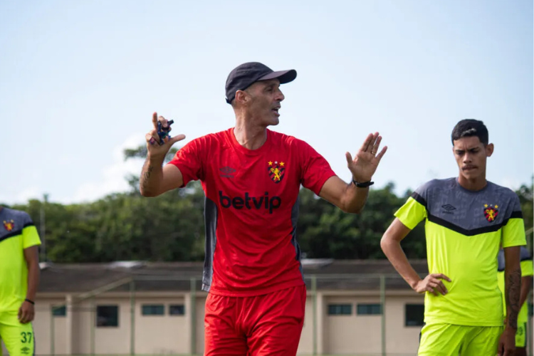 Csar Lucena assume transio entre base e profissional e comandar o sub-20 no Estadual