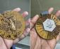 Atletas da Frana mostram estado das medalhas dos Jogos de Paris. Veja
