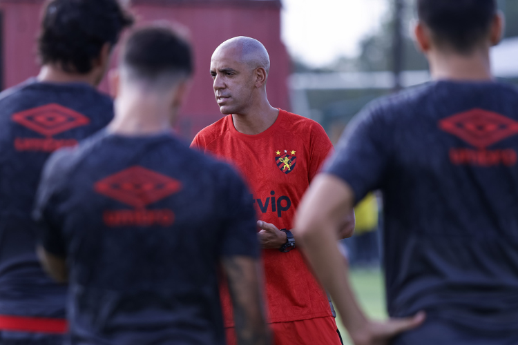'Temos muitos reforos perto de chegar', diz tcnico do Sport sobre novas contrataes
