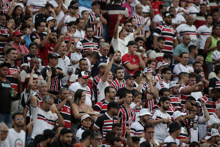 Beto Lago: 'O problema do Santa vai muito alm da falta de futebol.  a forma como trata sua torcida', desabafa tricolor