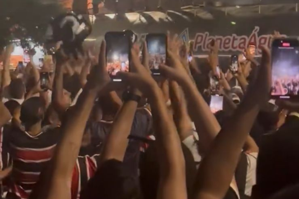SAF do Santa Cruz  apresentada e torcida 'vai  loucura' na frente do Arruda; confira vdeo