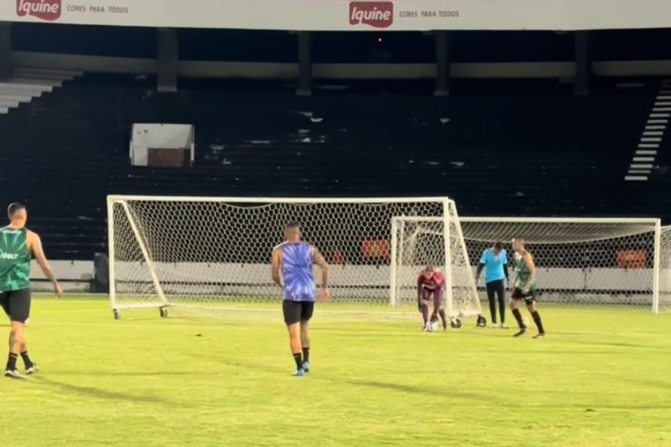 Tcnico do Santa Cruz comanda treino minutos aps vitria no Campeonato Pernambucano