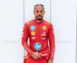 Hamilton d primeiras voltas pilotando uma Ferrari e mostra novo capacete