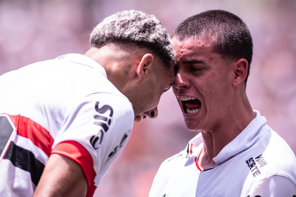 So Paulo usa a cabea, vira sobre o Corinthians na Copinha e ergue 1 taa no novo Pacaembu