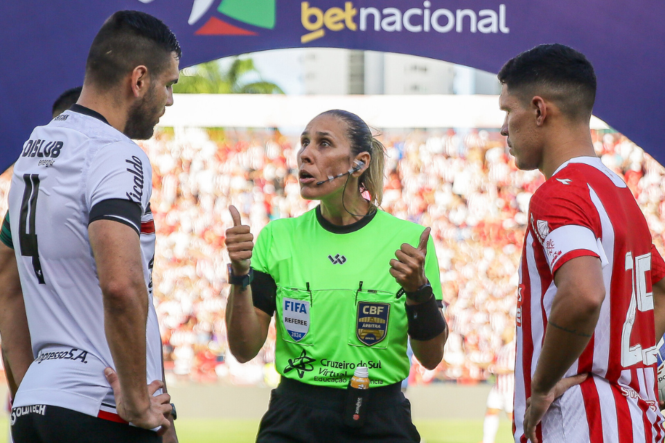 Revolta com arbitragem: Santa Cruz solicita rbitros de fora e VAR no Pernambucano