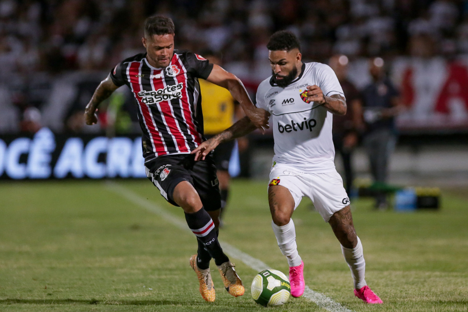 Boletim mdico: Gilvan sofre leso na coxa e desfalca o Santa Cruz no clssico contra o Sport
