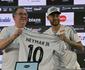 Neymar assina contrato por apenas seis meses com o Santos, que sonha com mais