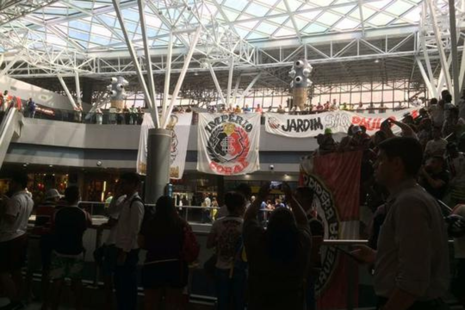 Torcida do Santa Cruz prepara recepo calorosa para Thiago Galhardo no aeroporto
