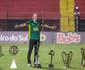 Magro repete icnica foto com trofus no gramado da Ilha do Retiro