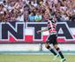 Gol, msica e dancinha: Thiago Galhardo marca e cai nas graas da torcida do Santa Cruz