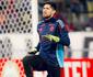 Jogadores do Flamengo sofrem tentativa de assalto aps volta ao Rio de Janeiro e goleiro tem carro baleado