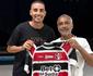 Thiago Galhardo presenteia Romrio com camisa do Santa Cruz: 'dolo'