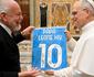Papa Leo XIV recebe o Napoli, ganha camisa do clube, mas 'oculta' clube do corao