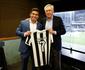 Ancelotti vai ao jogo do Botafogo, ganha camisa e recebe carinho da torcida
