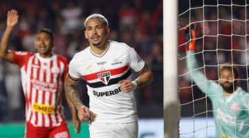 Luciano festeja gols, mas pede 'ps no cho' nos Aflitos  - Foto: Rubens Chiri/So Paulo)
