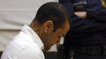 Daniel Alves condenado a quatro anos e meio de prisão  - Foto: ALBERTO ESTÉVEZ / POOL / AFP)